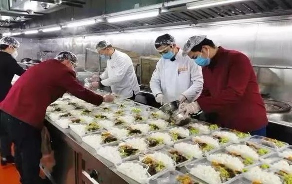 武汉“方舱医院”供应餐食：营养搭配抗击冠状病毒