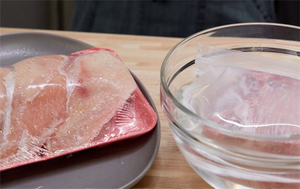 解冻肉类的2个错误方法，怎么正确解冻肉类？