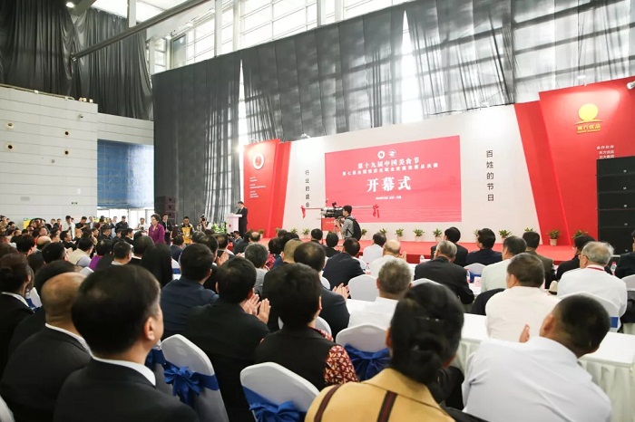 官宣！新华教育集团荣膺“改革开放40周年全国饭店餐饮业功勋企业”称号