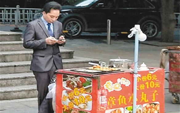 男子穿西装卖小吃是需要仪式感？真相很滑稽