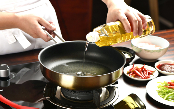 家用炒菜油用什么油好？哪些油烟点高？
