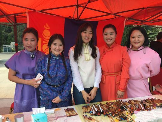 济南高校办留学生“家乡菜”美食节 38国百道菜
