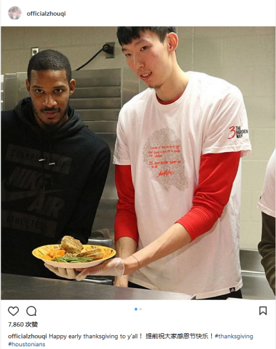 周琦晒与阿里扎烹饪照片 感恩节快乐