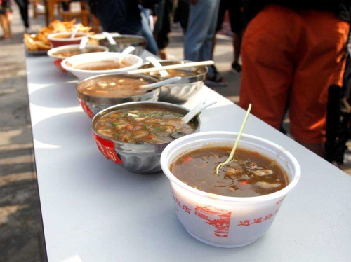 西华县胡辣汤义卖 邓亚萍撸袖子当大厨