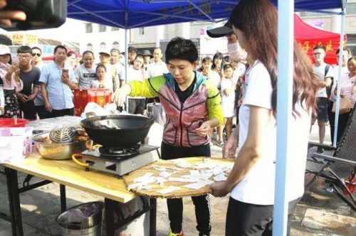 西华县胡辣汤义卖 邓亚萍撸袖子当大厨