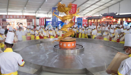 山西面食文化节开幕：厨师用“世界第一锅”下刀削面