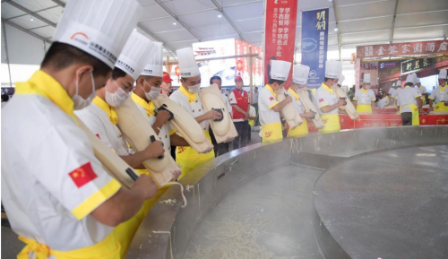 山西面食文化节开幕：厨师用“世界第一锅”下刀削面
