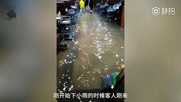 吃货境界：火锅店被淹蹲椅子上吃