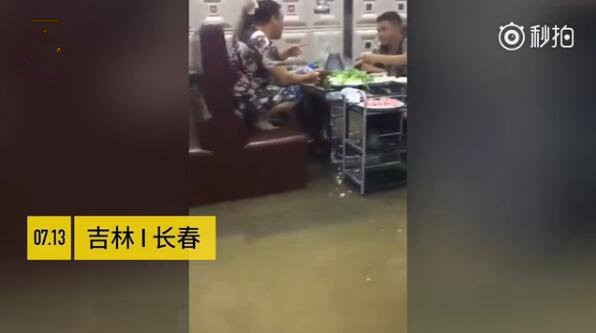 吃货境界：火锅店被淹蹲椅子上吃