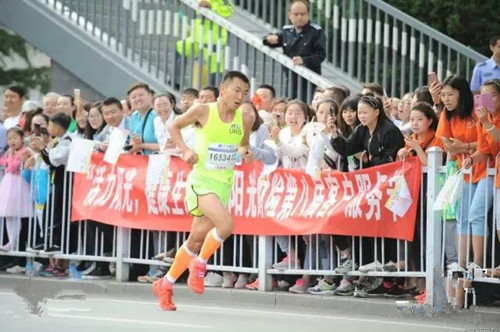 中国最快厨师杨波 跑马一战成名