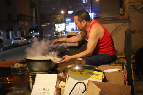 “深夜食堂”方便面版：老汉方便面夜宵摊日进千元