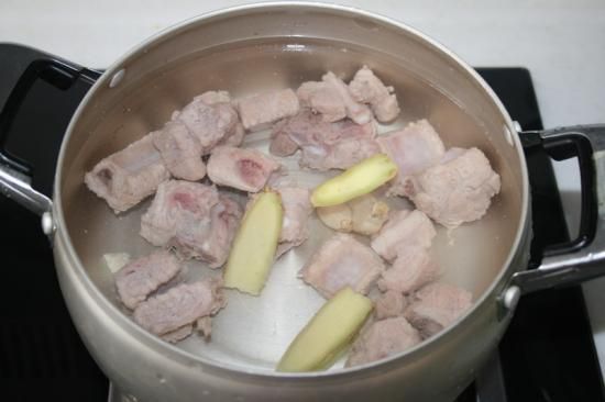 焯水是什么意思？冷水焯和热水焯的区别_中餐私厨培训