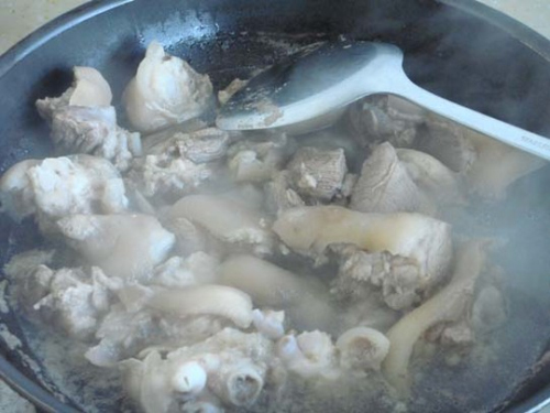 焯水是什么意思？冷水焯和热水焯的区别_中餐私厨培训