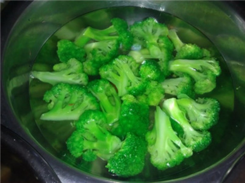 焯水是什么意思？冷水焯和热水焯的区别_中餐私厨培训