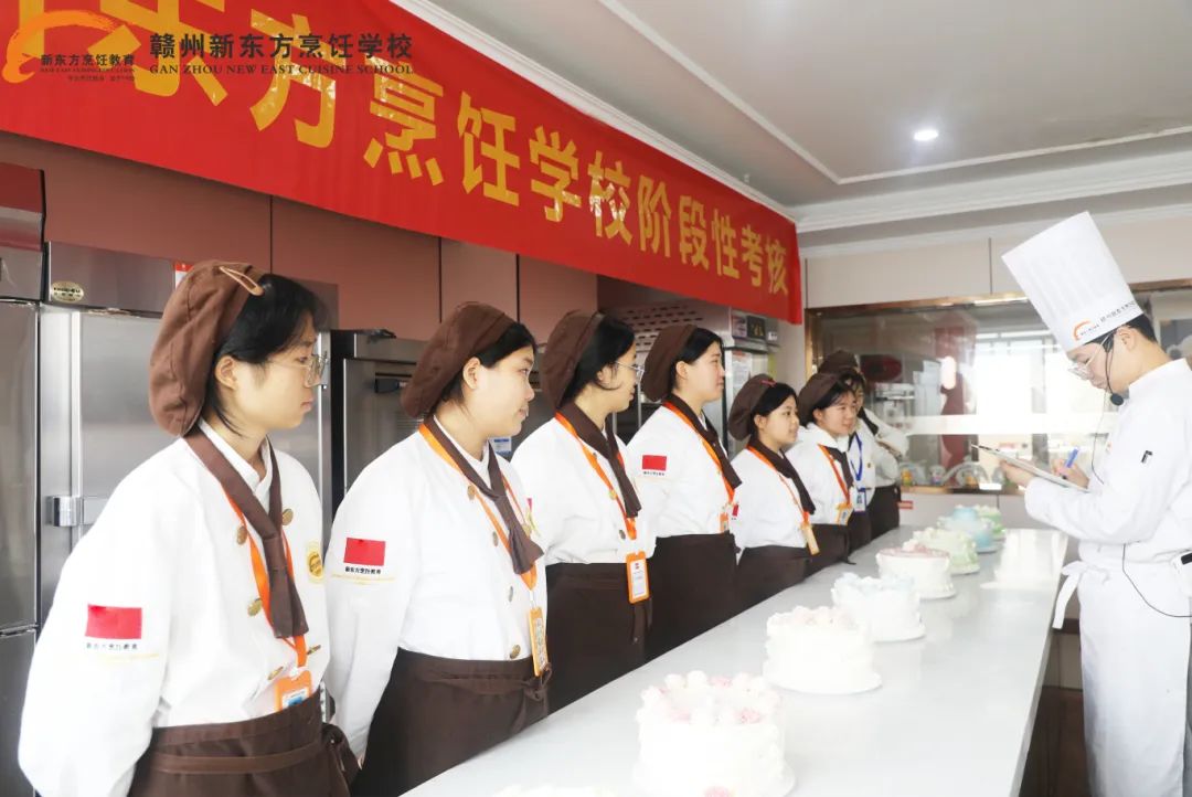 指尖生花，甜蜜绽放，赣州新东方菁英西点2201班裱花蛋糕阶段考
